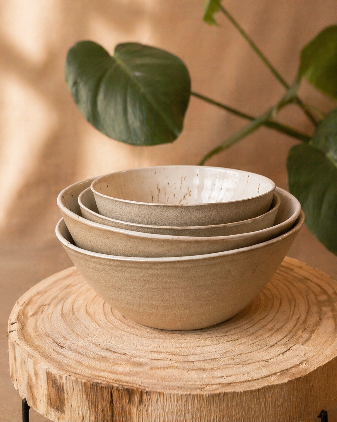 Komínek keramických misek na dřevěné podložce doma