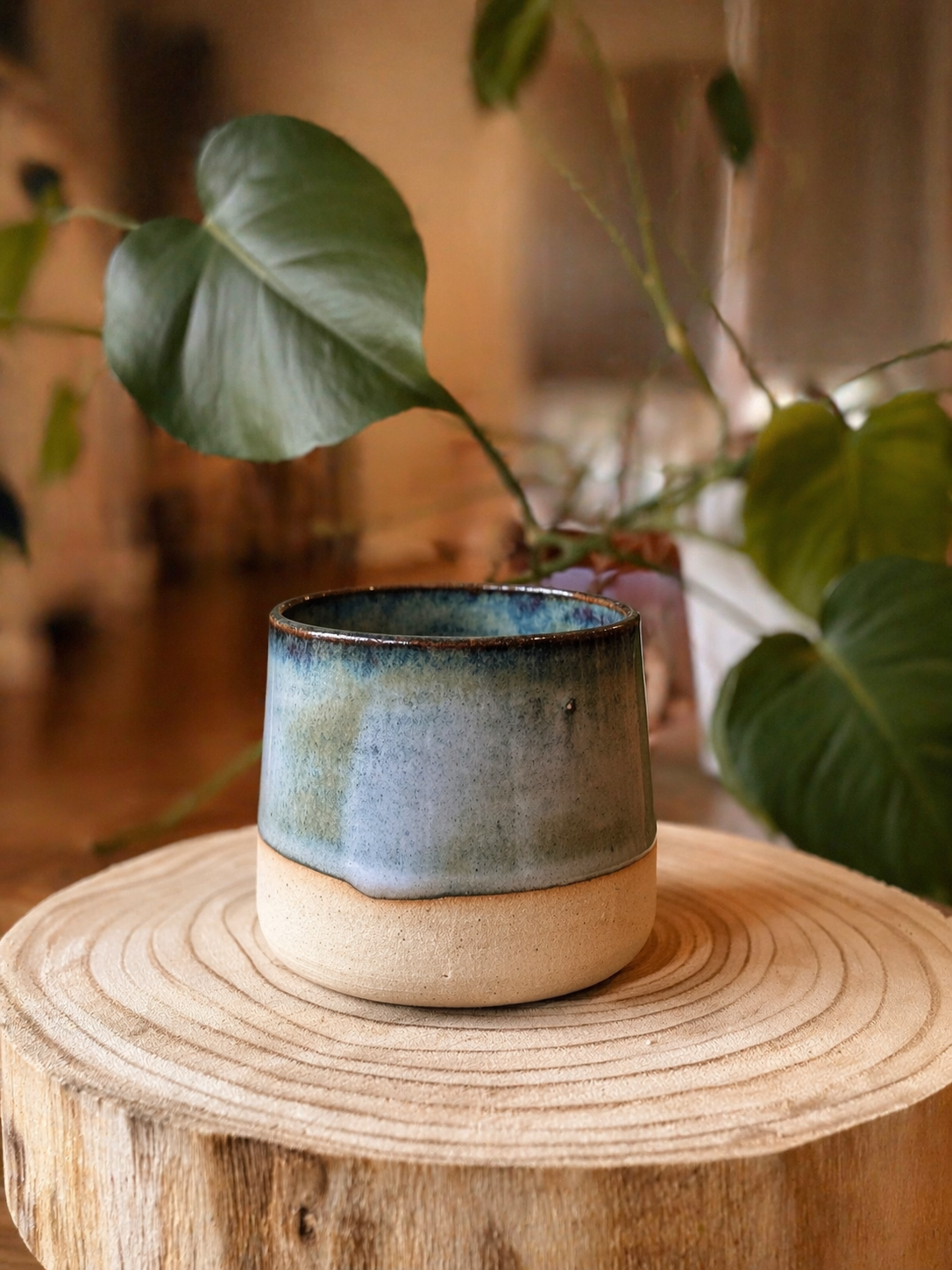 Modrá keramická miska na dřevěné podložce doma